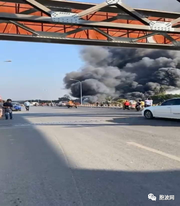 曼德勒耶德纳蓬大桥附近失火！