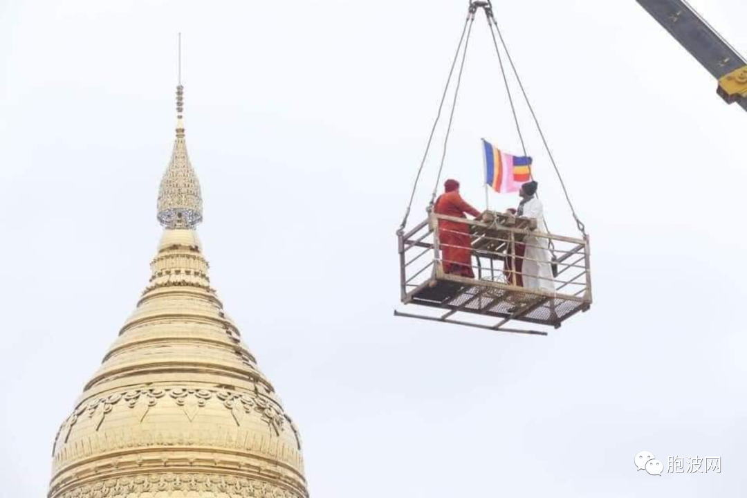 俄罗斯的缅甸佛塔塔尖宝伞安装完毕