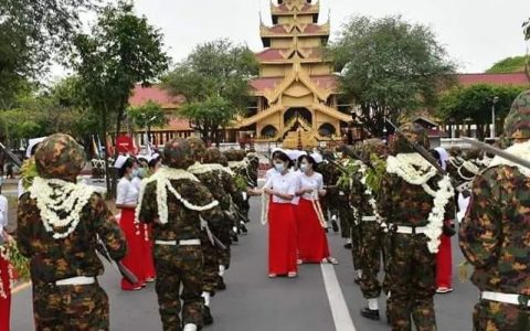 曼德勒中部军区的77周年建军游行：公园内举行