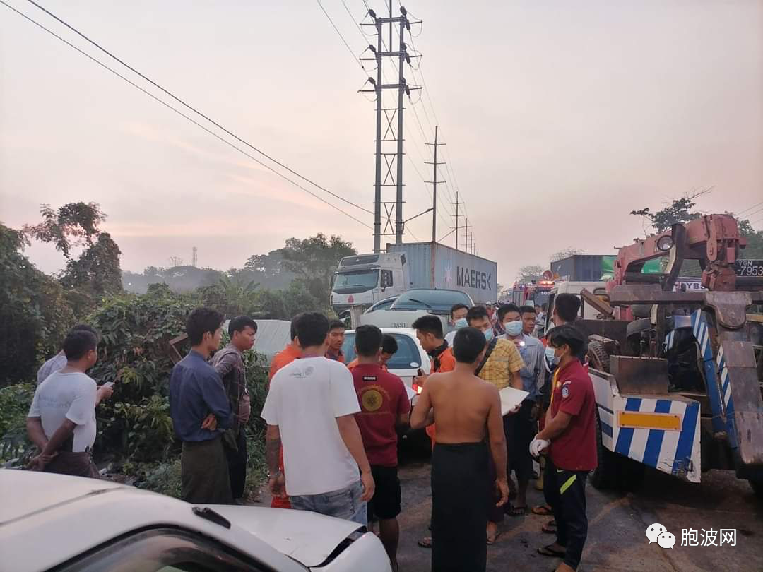 车祸两则：货柜车高速撞向停泊的车群+三辆车遭袭击焚毁