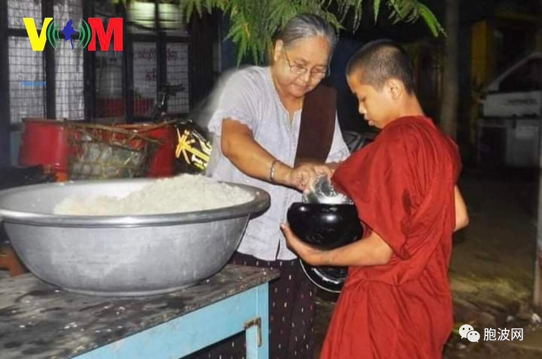 缅甸即将消失的传统：凌晨化缘集体布施