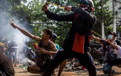 缅甸又有人获得世界新闻图片奖，内容关于弹弓