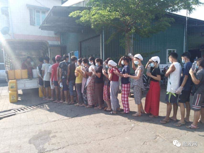 油价上涨，缅甸民众排队购买廉价食油！