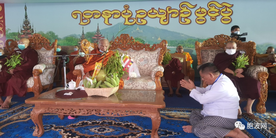 2022年缅甸新年凌晨在曼德勒举行108位高僧诵经布施