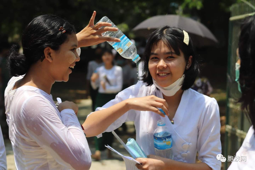 十年级高考结束，同学们泼水庆祝！