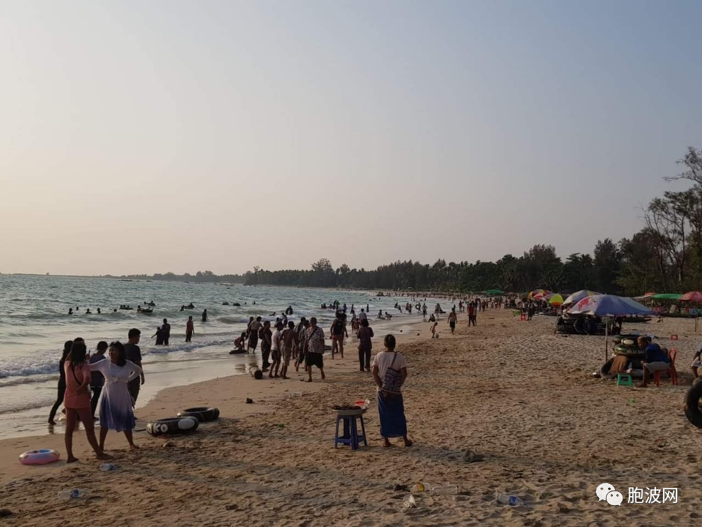 泼水节的缅甸若开邦额不里最美海滨