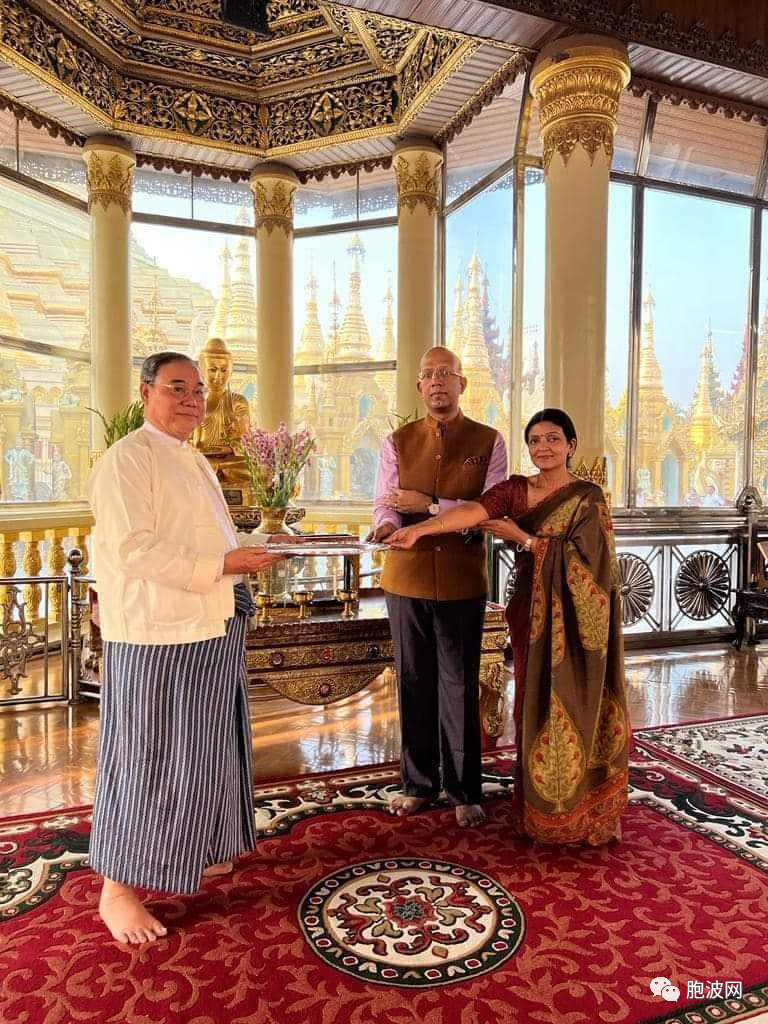 新任印度驻缅甸大使前往仰光大金塔拜佛并为缅甸祈祷