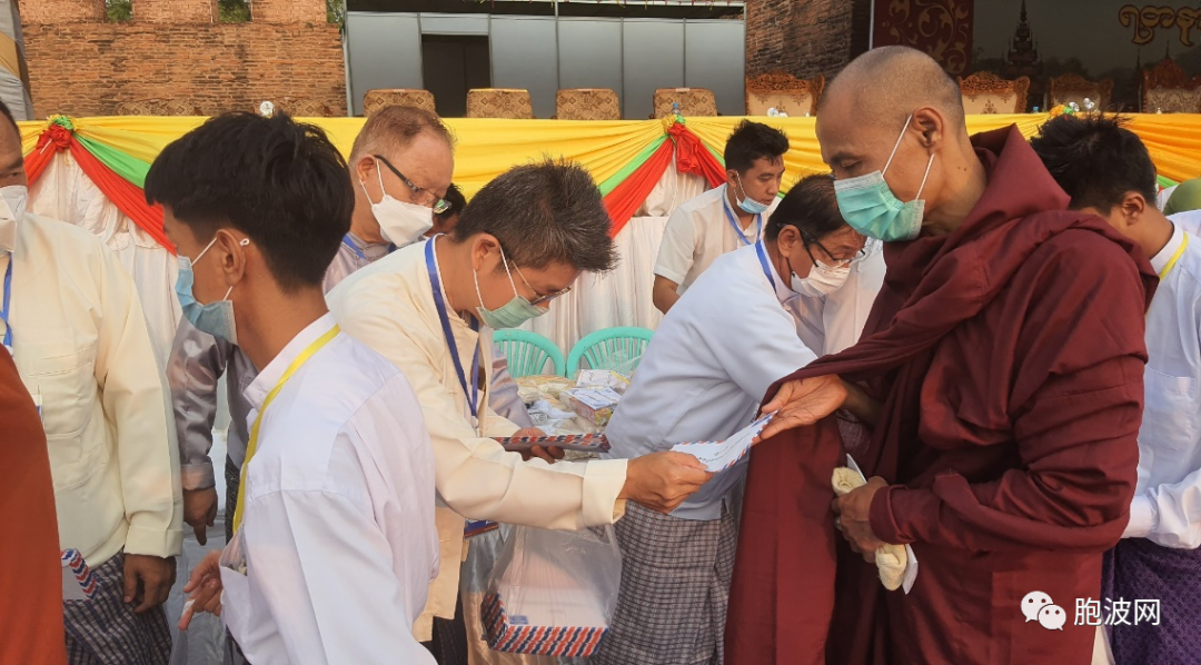 2022年缅甸新年凌晨在曼德勒举行108位高僧诵经布施