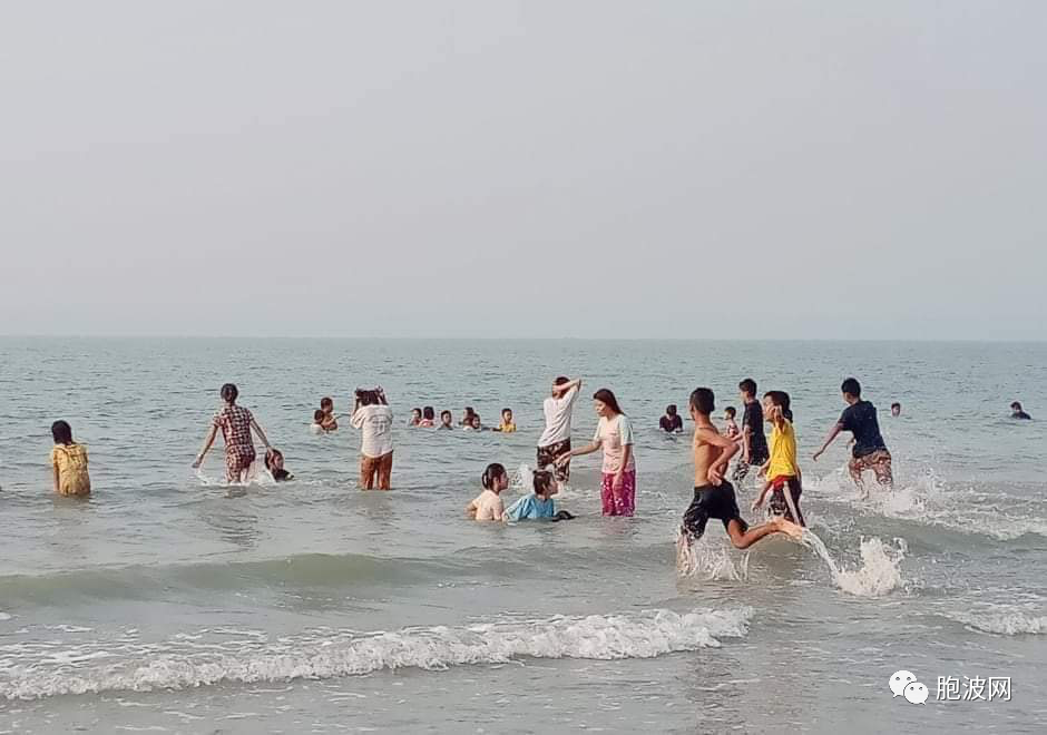 泼水节的蒲甘塔林与海滨热闹非凡