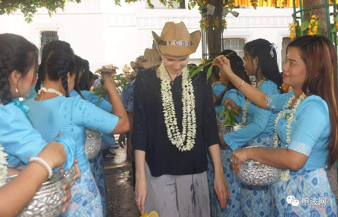 外国​驻缅使馆人员仰光欢度泼水节