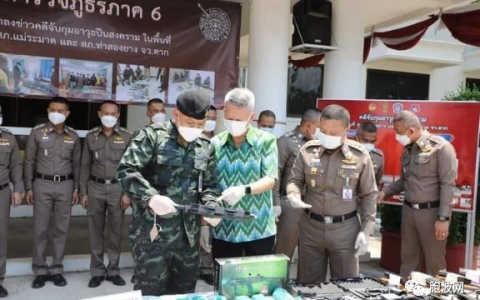 泰警方查获送往缅甸的军火并举行记者招待会