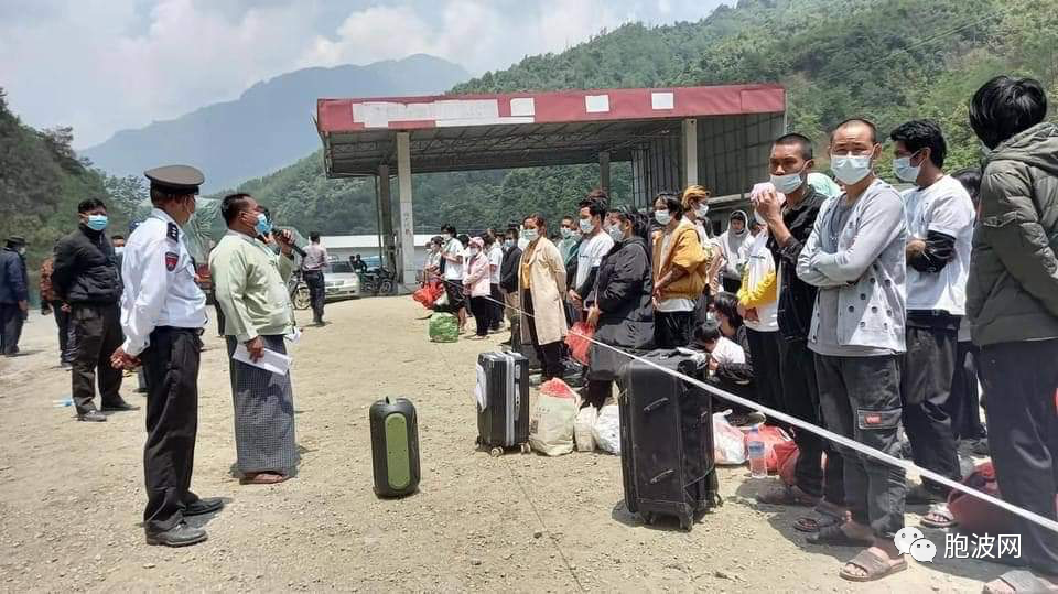 滞留中缅边境的缅甸公民回国
