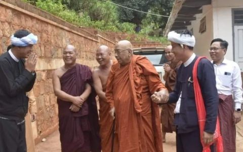 缅甸著名高僧狄德谷造访巴鸥民地武头领私宅