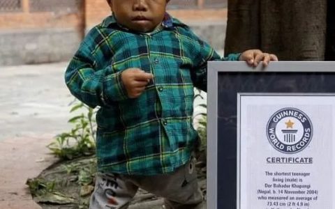 ​图片新闻：世界最矮的岁男子18岁