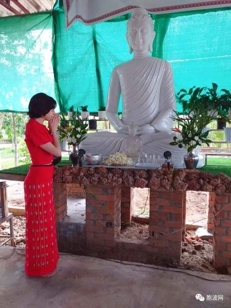 一意大利女孩在缅改信佛教并短暂出家