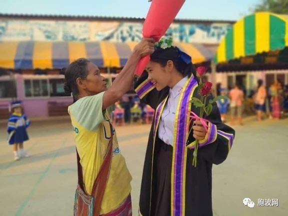 女儿的毕业典礼，这位母亲却只能在场外送花祝贺