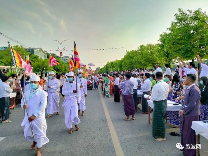 格宋月盈日佛祖日曼德勒隆重举行万名僧侣布施大会