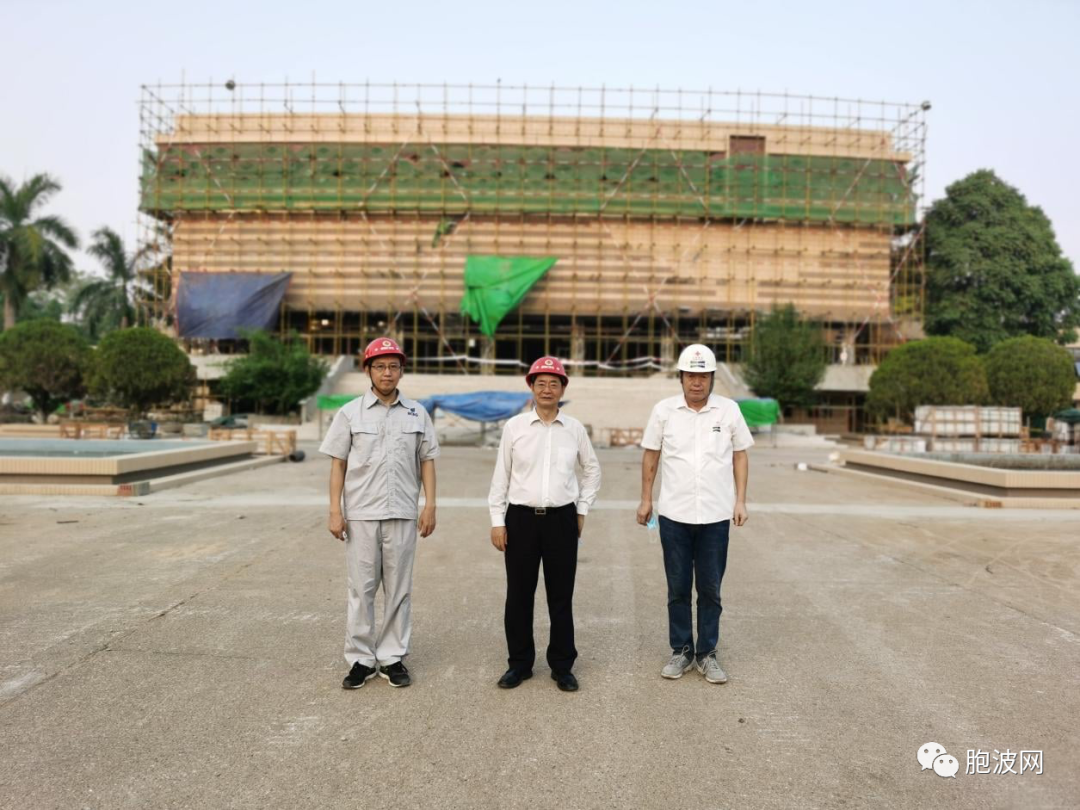 中国大使巡视中国援建的三个项目现场