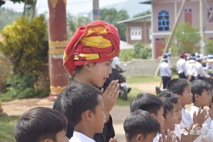 缅甸著名高僧狄德谷造访巴鸥民地武头领私宅