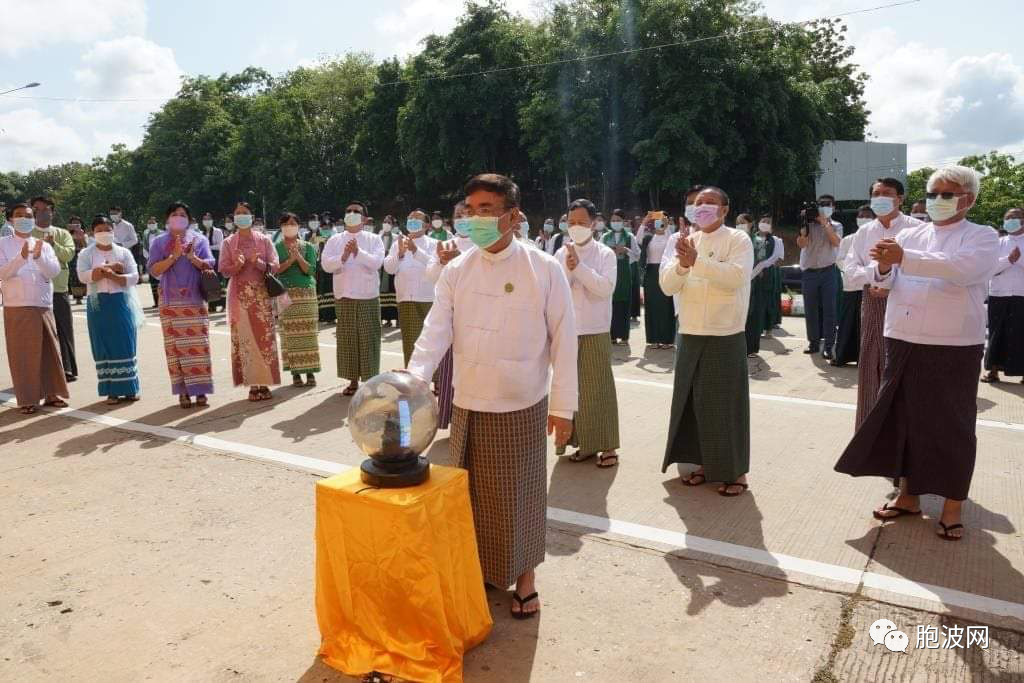 闲着无聊给猫洗澡：缅甸开学招生报名周竖巨幅招牌