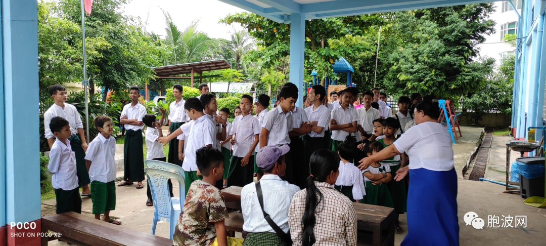 缅中友好协会（中央）向聋哑学校捐赠衣物及食物