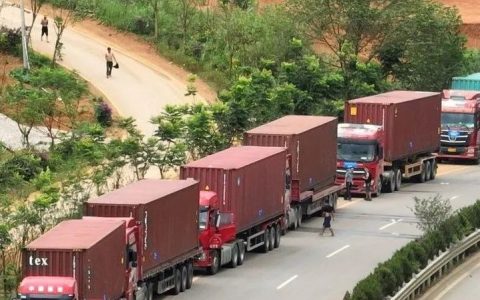 中缅新通道班列上由重庆运来的货物转由货车经清水河口岸入境缅甸