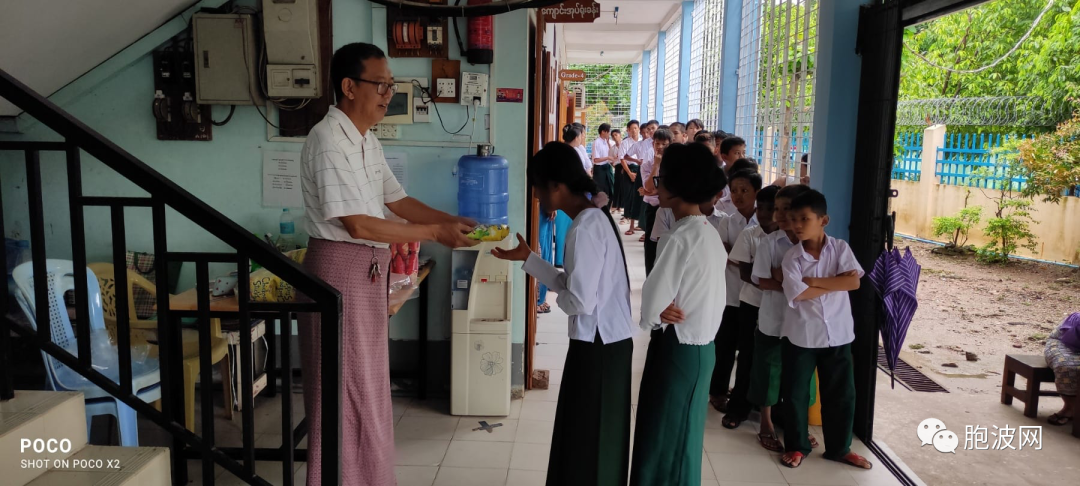 缅中友好协会（中央）向聋哑学校捐赠衣物及食物