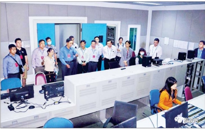 少数民族特区（布朗果敢佤）负责人参观缅甸国家广播电视台MRTV