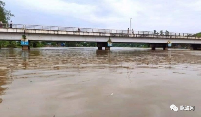 因强降雨河水泛滥，翡翠矿城帕干低洼处被水淹没