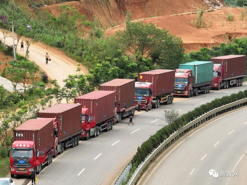 中缅新通道班列上由重庆运来的货物转由货车经清水河口岸入境缅甸