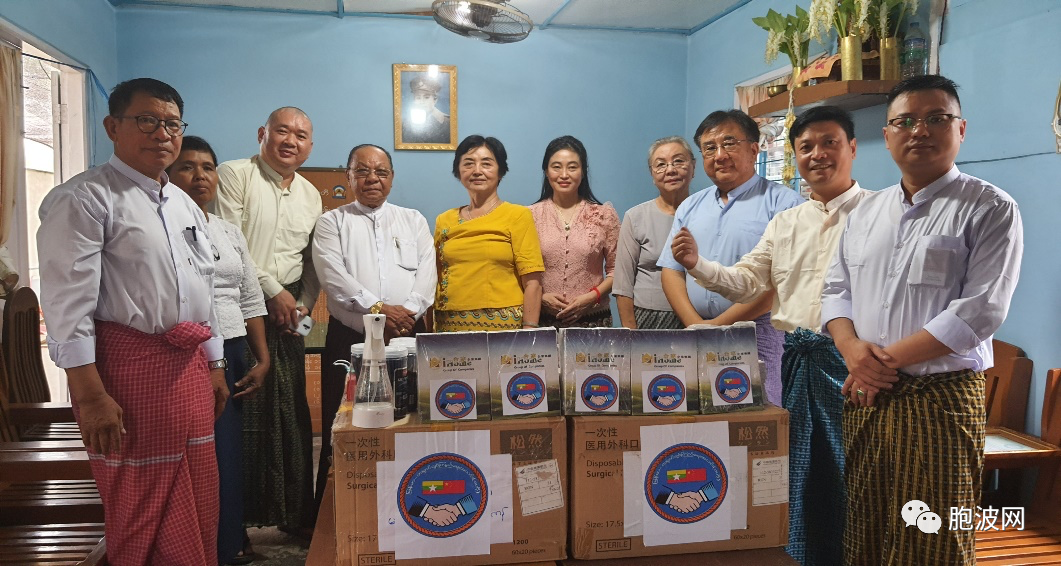 缅中友协（仰光中央、曼德勒）向玉石市场中文班捐赠物资