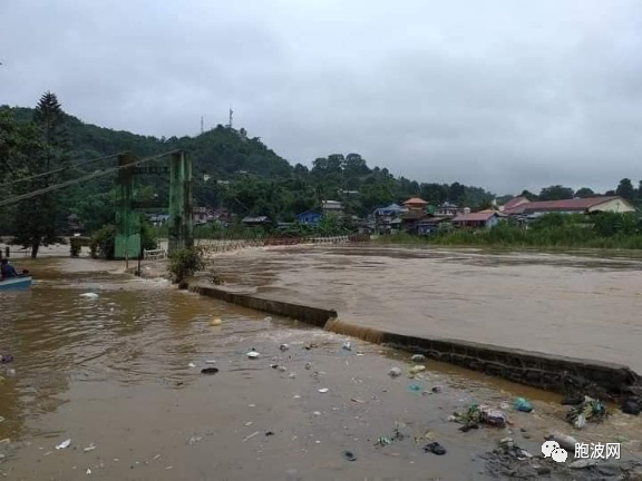 因强降雨河水泛滥，翡翠矿城帕干低洼处被水淹没