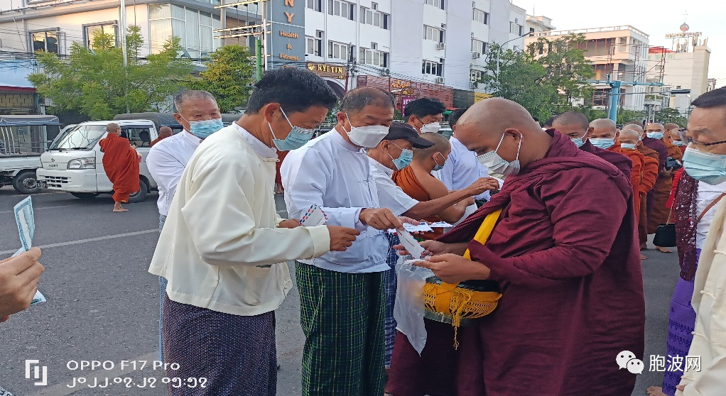 克钦邦华人福利会在曼德勒云南会馆前布施