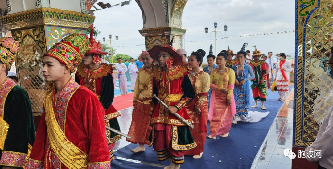 曼德勒山顶佛塔举行宝伞落成仪式