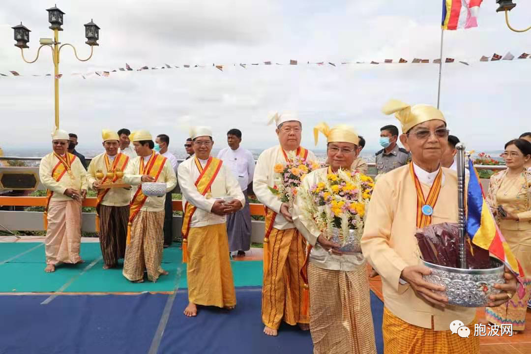 曼德勒山顶佛塔举行宝伞落成仪式