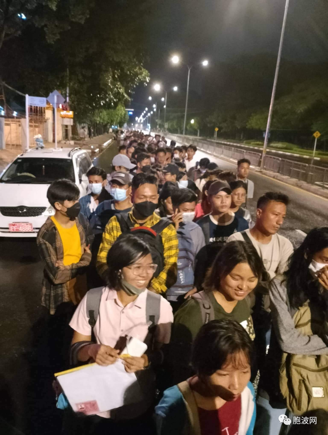缅甸年轻人熬夜排队购买日语考试申请表！