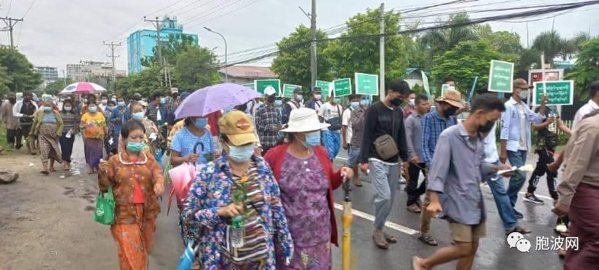 曼德勒市民为被“误杀”的夫妇祈祷并举行反恐怖反暴力示威