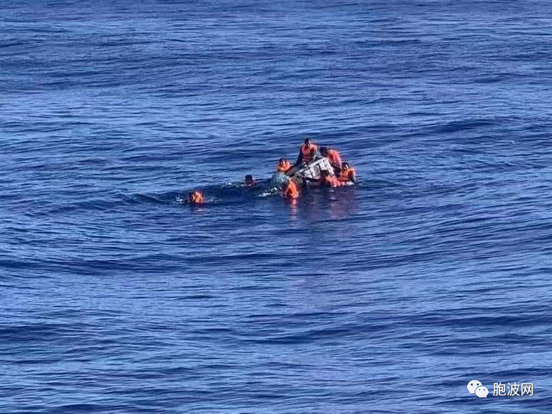 中国船又救起遭遇风暴沉船的8名缅甸渔民