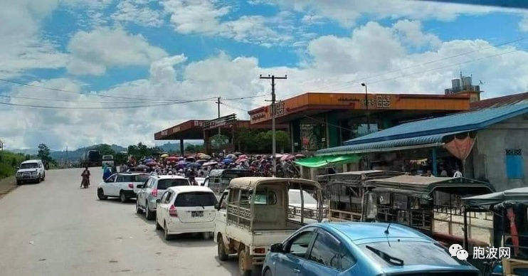 照片：今天缅甸各地的加油站！无奈还是无奈