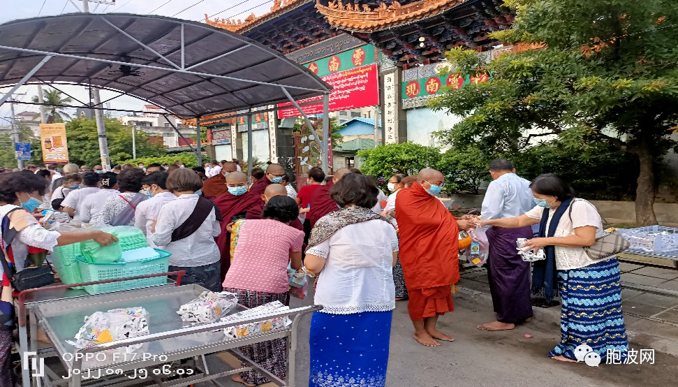 今斋日凌晨云南会馆前面华人华校组织布施