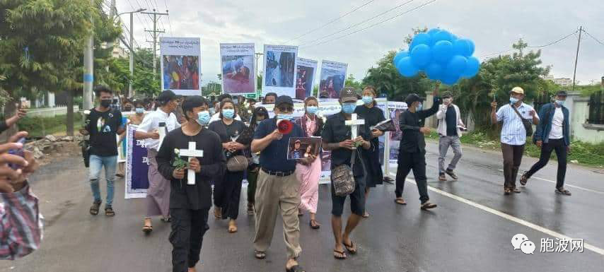 曼德勒市民为被“误杀”的夫妇祈祷并举行反恐怖反暴力示威