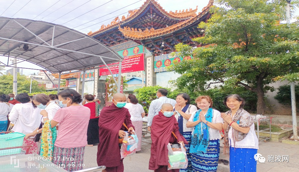 今斋日凌晨云南会馆前面华人华校组织布施