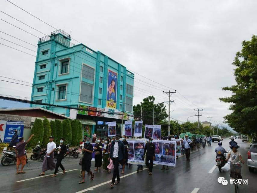 曼德勒市民为被“误杀”的夫妇祈祷并举行反恐怖反暴力示威