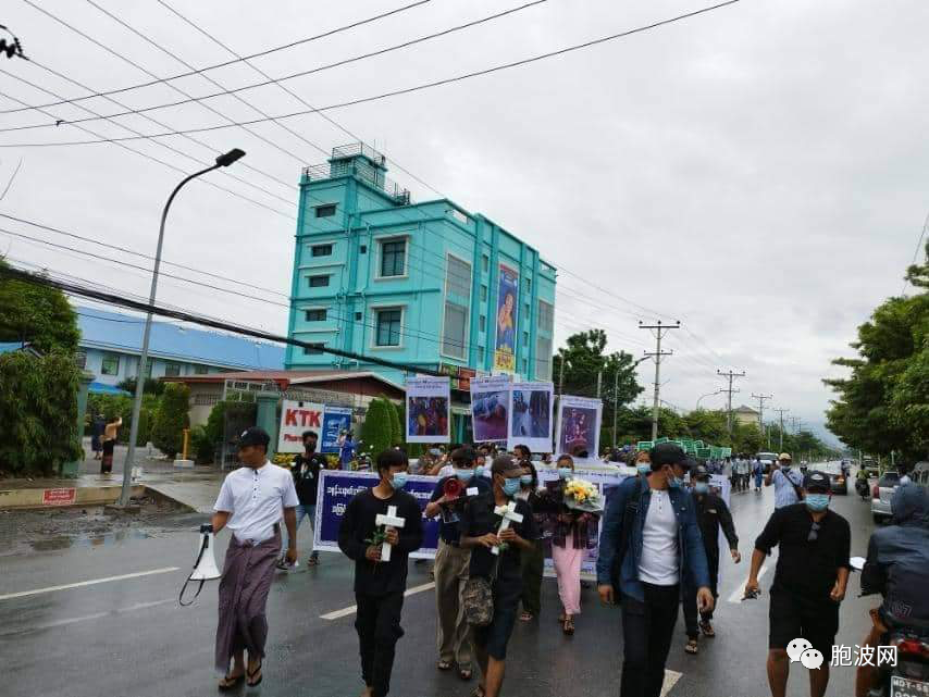 曼德勒市民为被“误杀”的夫妇祈祷并举行反恐怖反暴力示威