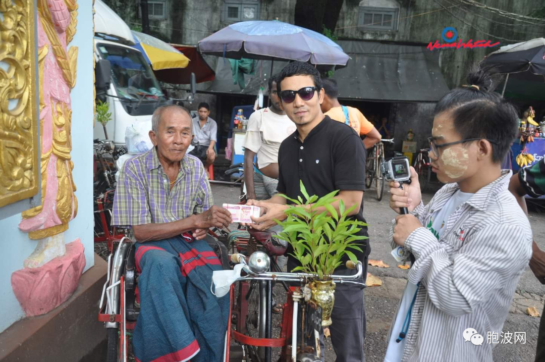 他可能是缅甸年纪最大的三轮车夫，80岁仍在蹬车谋生