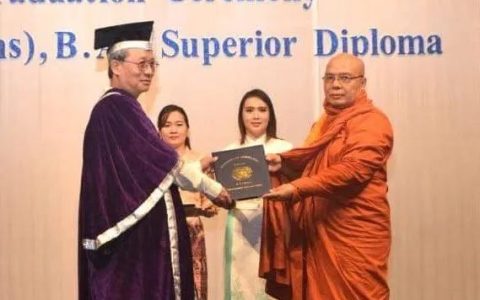 阿毗达摩大学给僧侣、尼姑颁发佛教学历证书