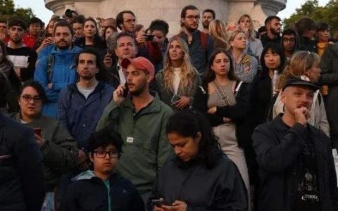 英女王驾崩民众致哀，缅元首人在却遭咒骂