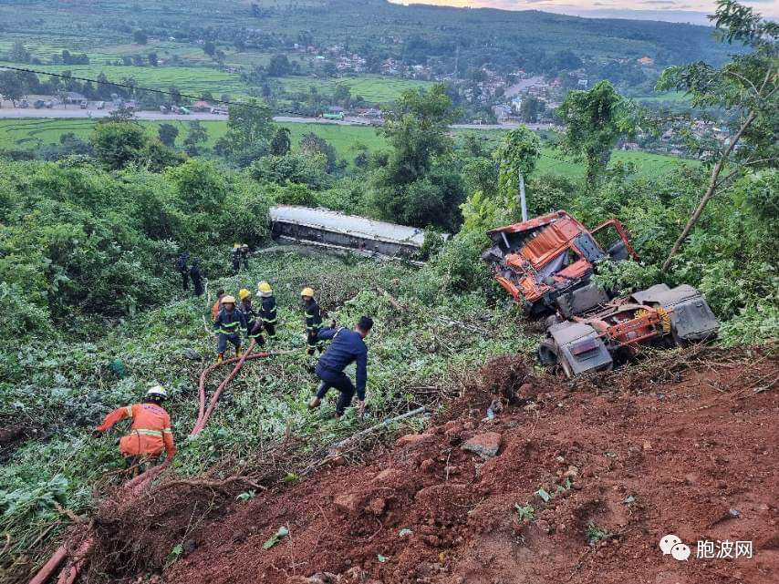 意外：曼德勒-彬乌伦公路上一油罐车翻车