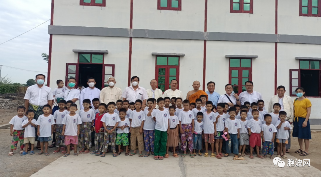 中国驻曼德勒总领事馆向YGW孤儿寺庙学校捐赠大米食油等抗疫物资
