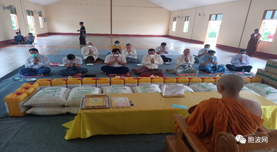 中国驻曼德勒总领事馆向YGW孤儿寺庙学校捐赠大米食油等抗疫物资